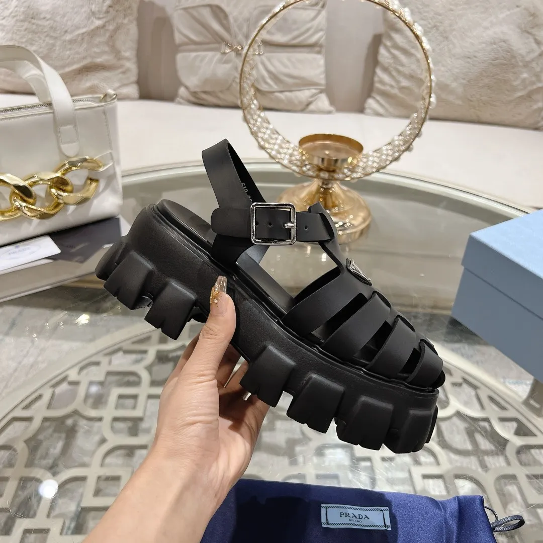 👟👟Ex-factory price 440👟👟 Prada's new spring and summer sawtooth Roman thick-soled rubber sandals, retro, fashionable and avant-garde gear teeth 55mm, thick-soled soles with rubber uppers, making the whole pair of shoes light and comfortable, bright colors, satisfying a variety of choices for fashionable people with different styles! The iconic metal triangle logo is paired with the shape of ancient beach sandals. Every design element is fashionable! Code number 35-40